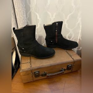 Teva De La Vina genuine leather waterproof  Low boot w/ zipper. Size 7.